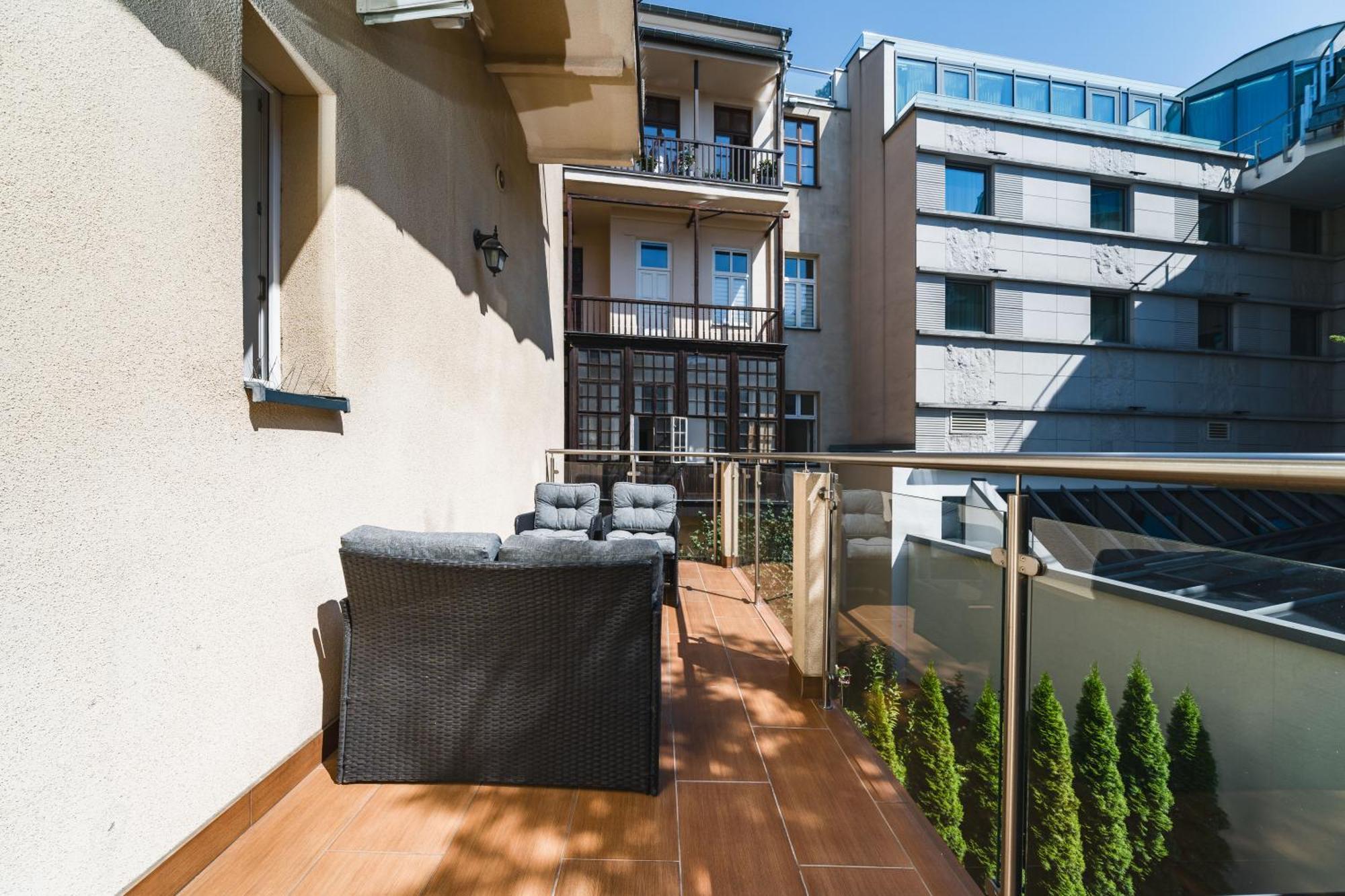 Апартаменты Old Town Luxe Retreat - King Bed - Steps To Main Square Краков Экстерьер фото